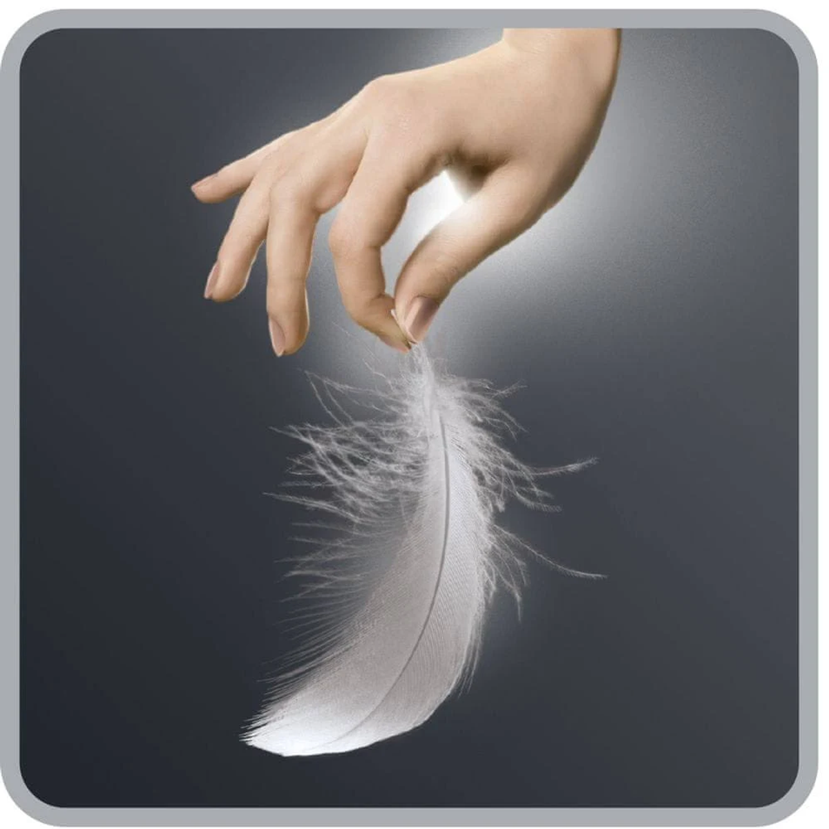 Dłoń trzymająca białe pióro nad szaro-czarnym gradientem.