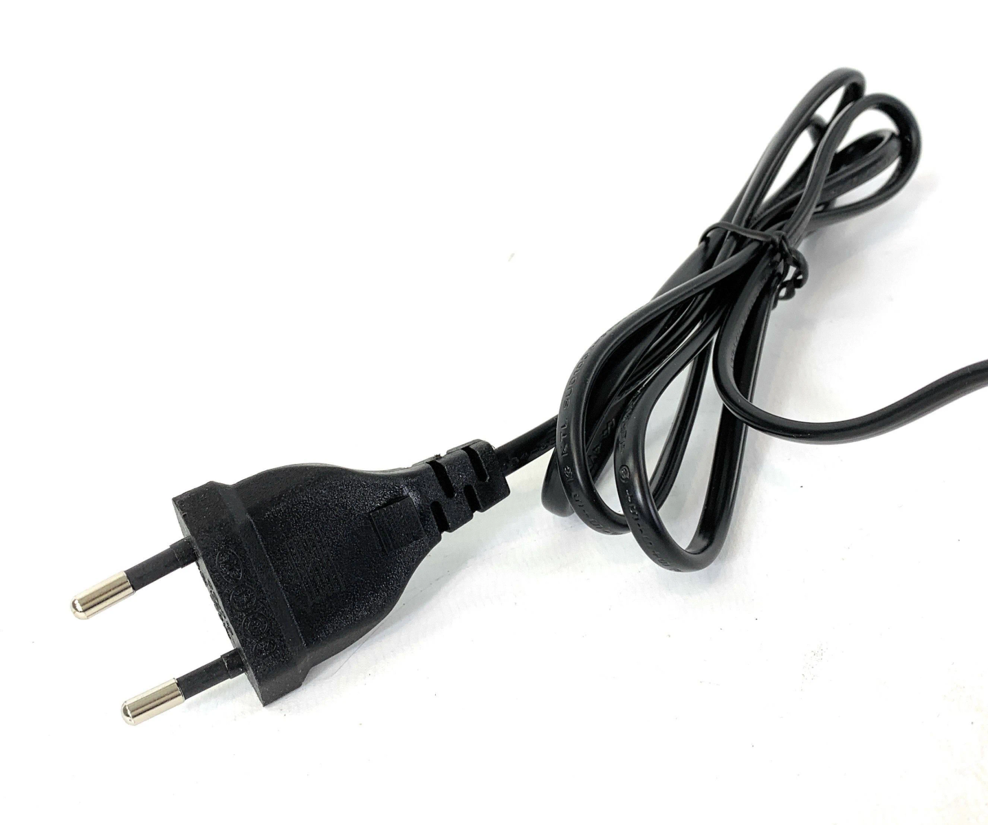 Czarna wtyczka z dwoma bolcami i czarnym przewodem na białym tle.