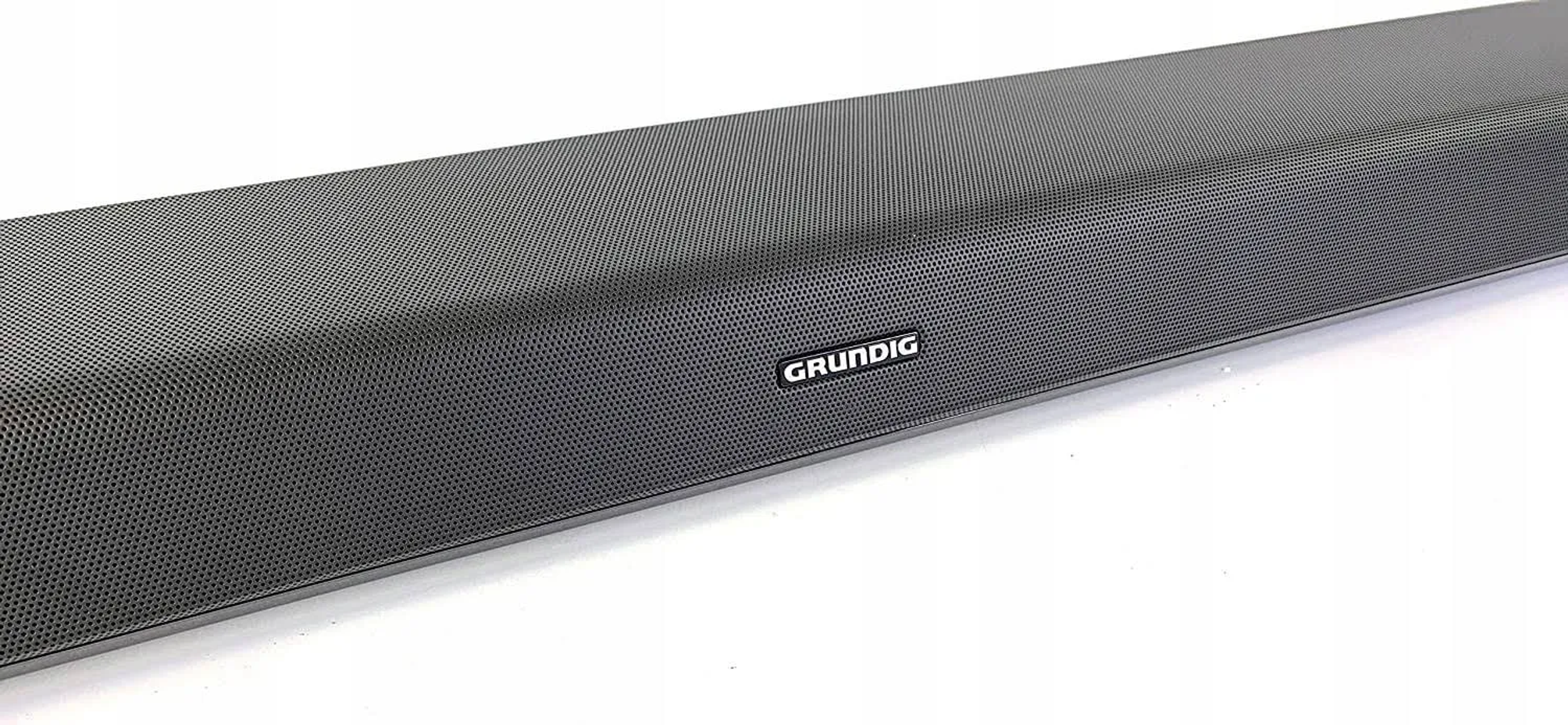 Długi, czarny soundbar Grundig z logo Grundig z przodu, umieszczony na białym tle.