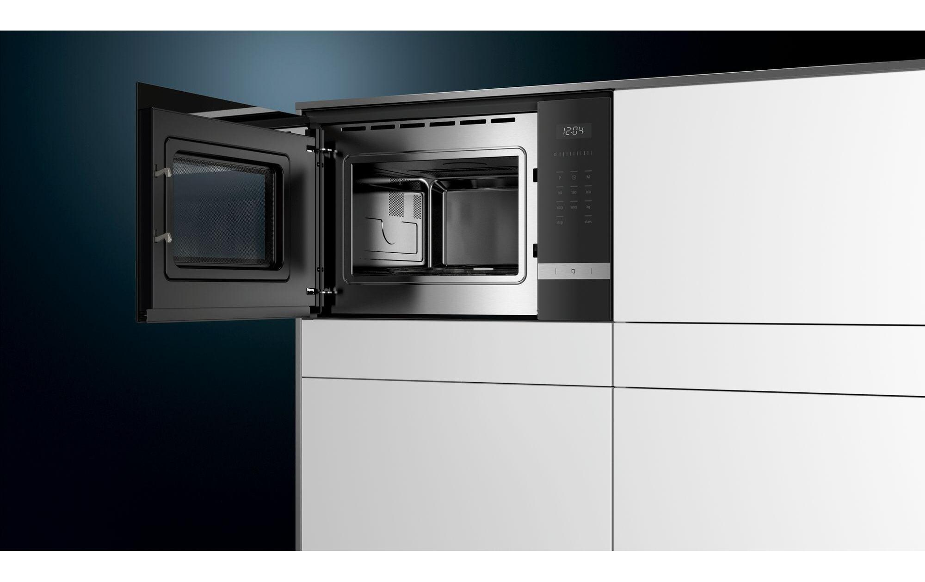 Forno a microonde in un mobile da cucina.