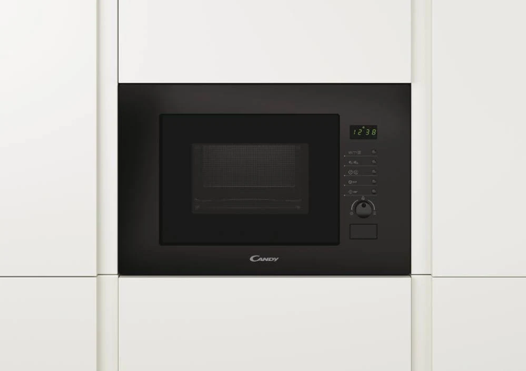 Un forno a microonde nero integrato in un mobile bianco, con un display digitale dell'ora.