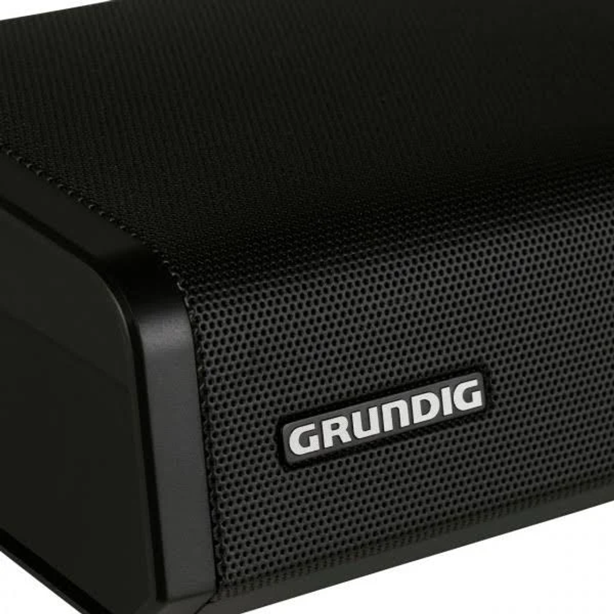 Czarny głośnik Grundig z siatkowym panelem przednim i białym logo.