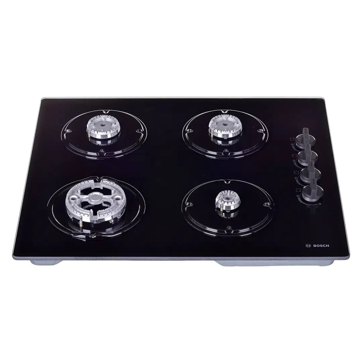Piano cottura in vetro nero con quattro fuochi e manopole. Logo Bosch visibile.
