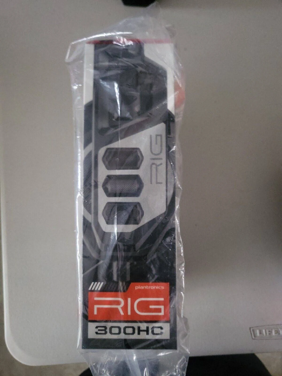 Ein Produkt in einer durchsichtigen Plastikverpackung mit dem Etikett RIG 300HC.