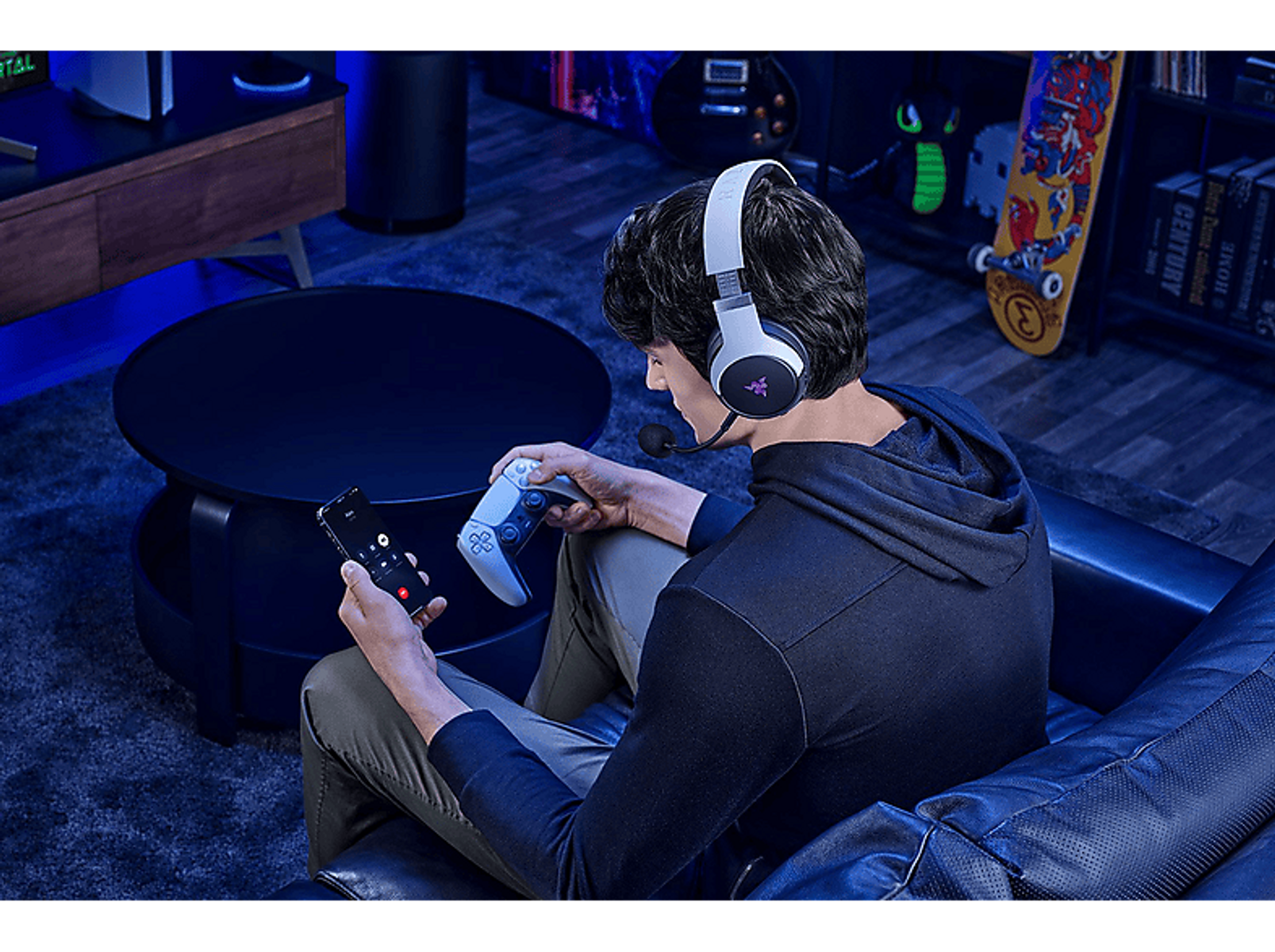 Ein Gamer mit Headset und Controller, der ein Spiel auf seinem Handy spielt. Dunkler Raum, blaues Licht.