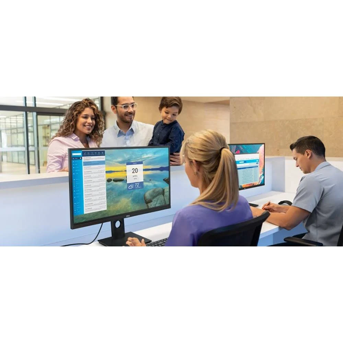 Escena de oficina: gente alrededor de monitores, familia mirando una pantalla.