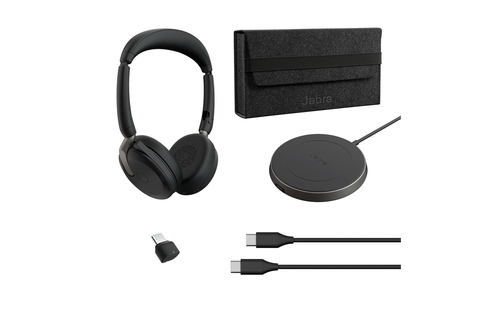 Zestaw czarnych słuchawek, podkładka ładująca, adapter USB-C i kable. Wszystko na białej powierzchni.