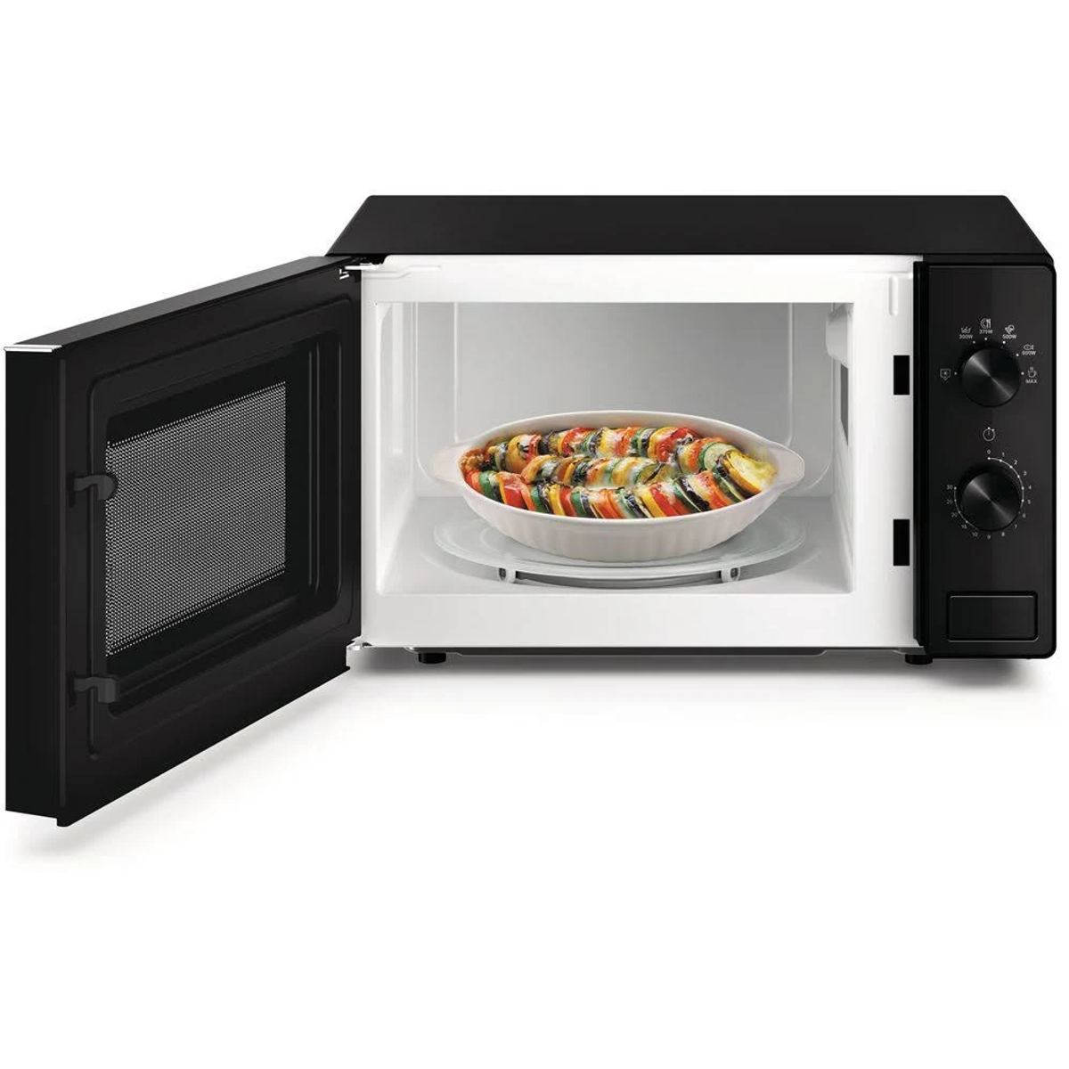 Een zwarte magnetron met de deur open, met een schaal met eten erin.