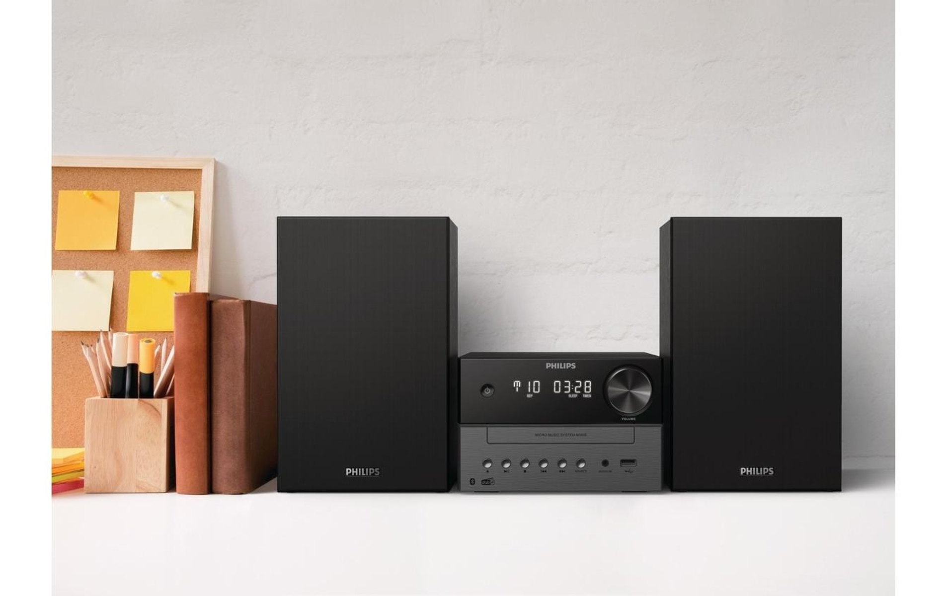 Un mini sistema stereo con due altoparlanti, un'unità centrale e sfondo bianco.