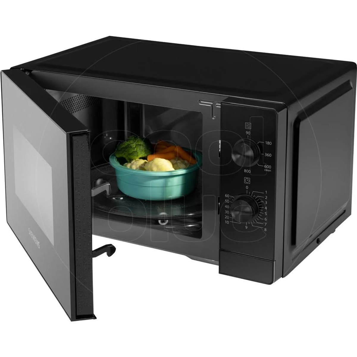 Czarna kuchenka mikrofalowa, otwarta, z miską warzyw w środku.