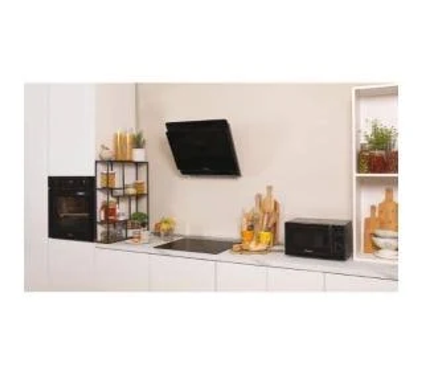 Una cocina moderna con electrodomésticos: horno, campana extractora, encimera y microondas.