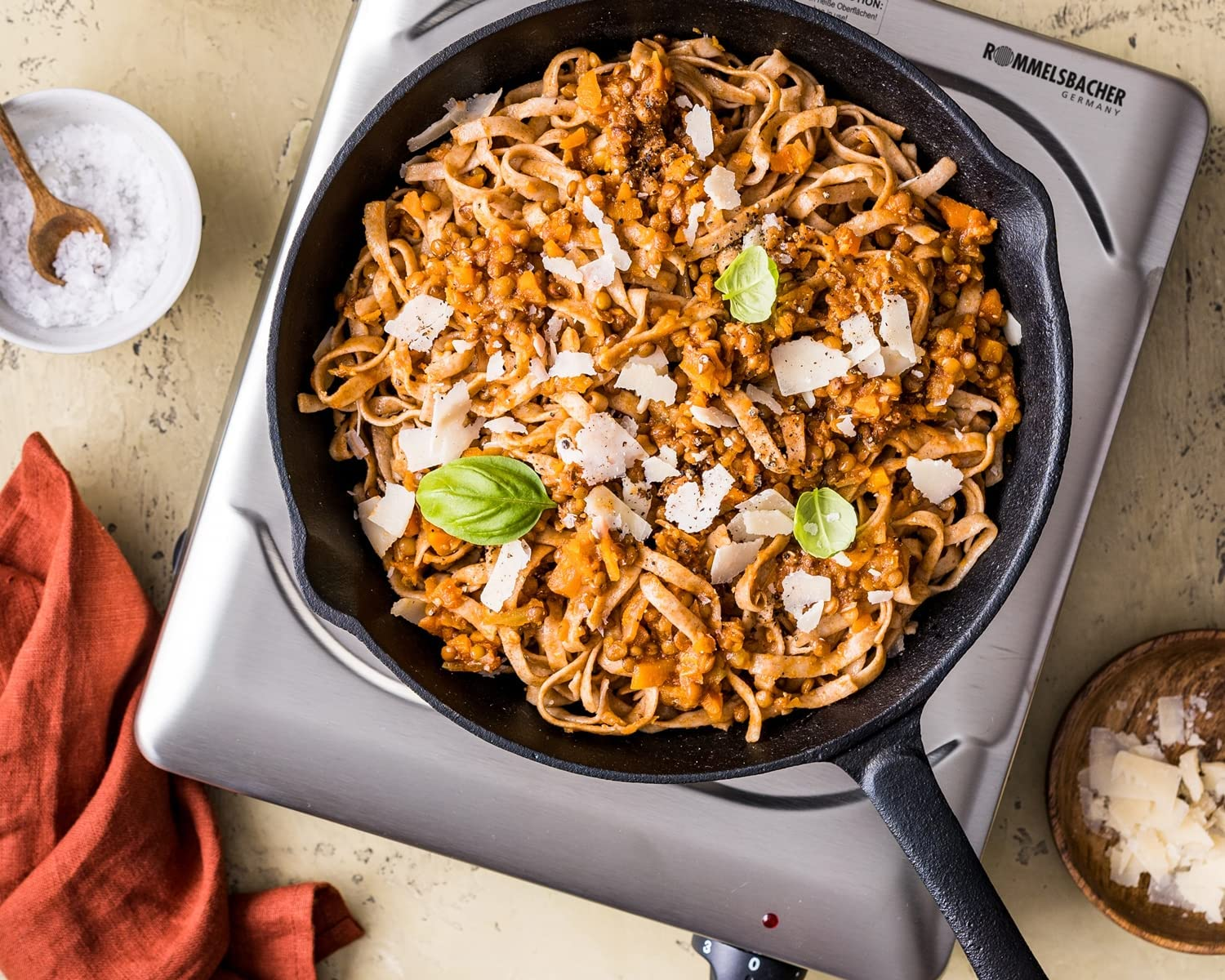 Pasta con salsa, parmigiano e basilico.