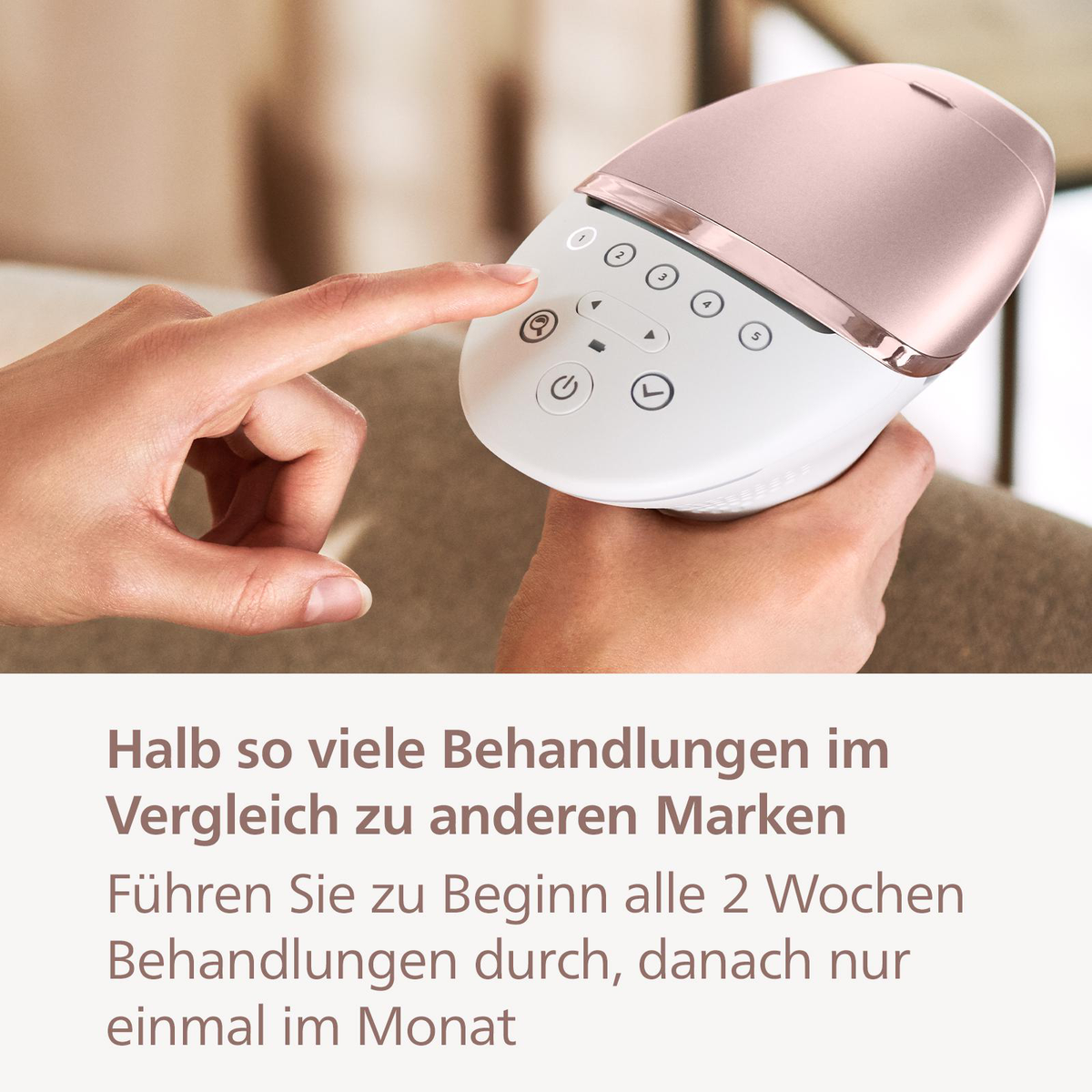 Eine Hand bedient ein Hautbehandlungsgerät mit weißem und roségoldenem Design.