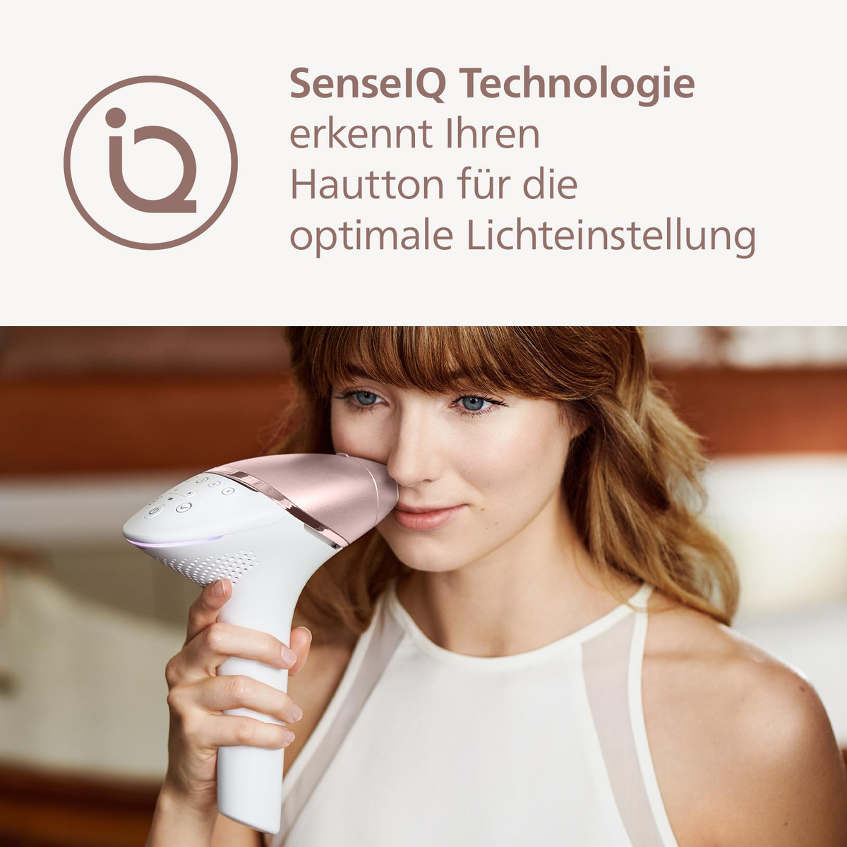 Frau benutzt ein lichtbasiertes Haarentfernungsgerät. Gerät ist weiß und roségold. Text auf Deutsch sichtbar.