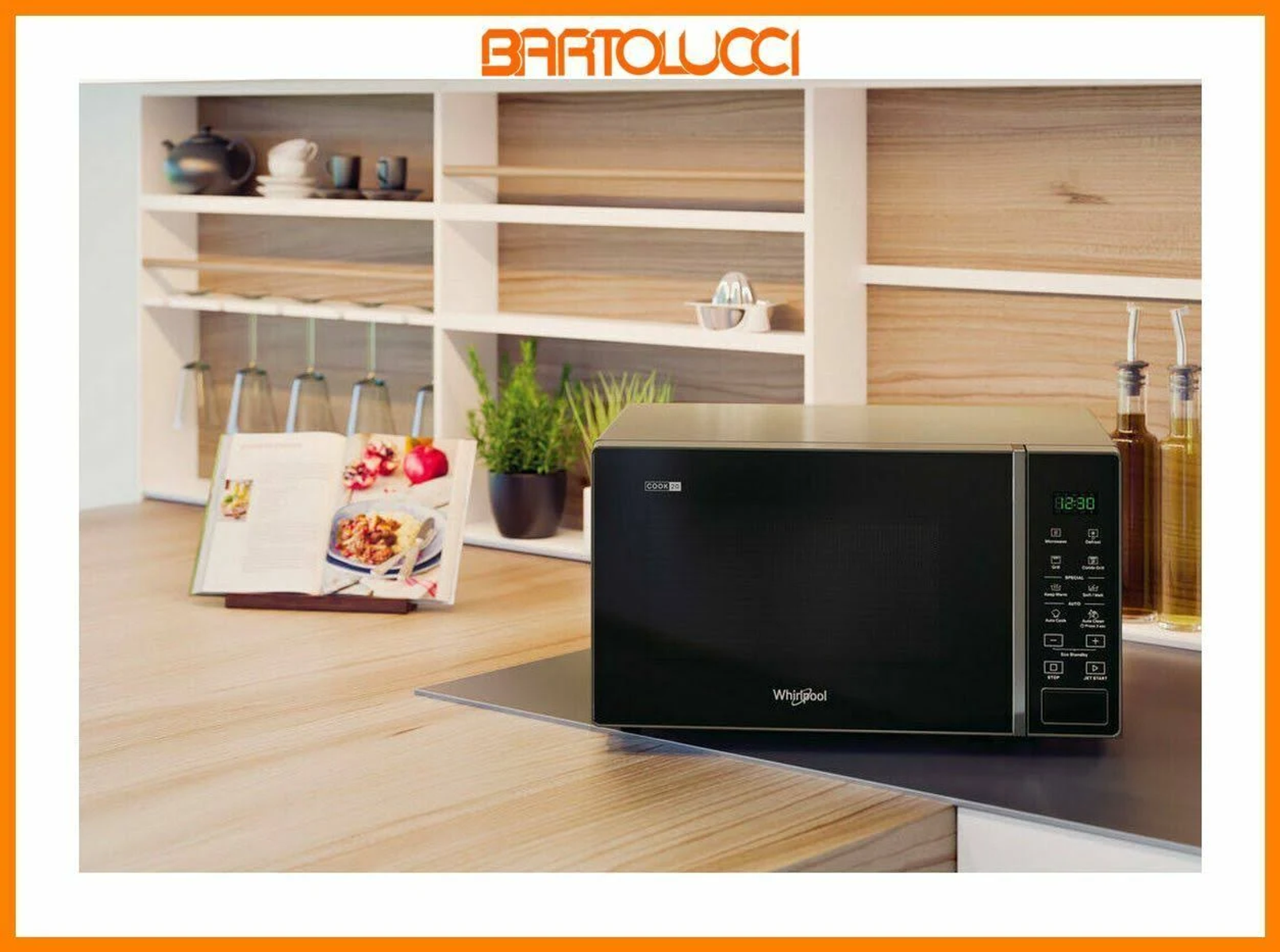 Czarna kuchenka mikrofalowa stoi na drewnianym blacie. Książka kucharska i składniki widoczne są w tle na półkach.