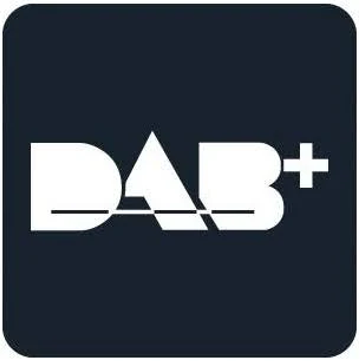 Logotipo DAB+ sobre un fondo cuadrado azul oscuro. Letras blancas.
