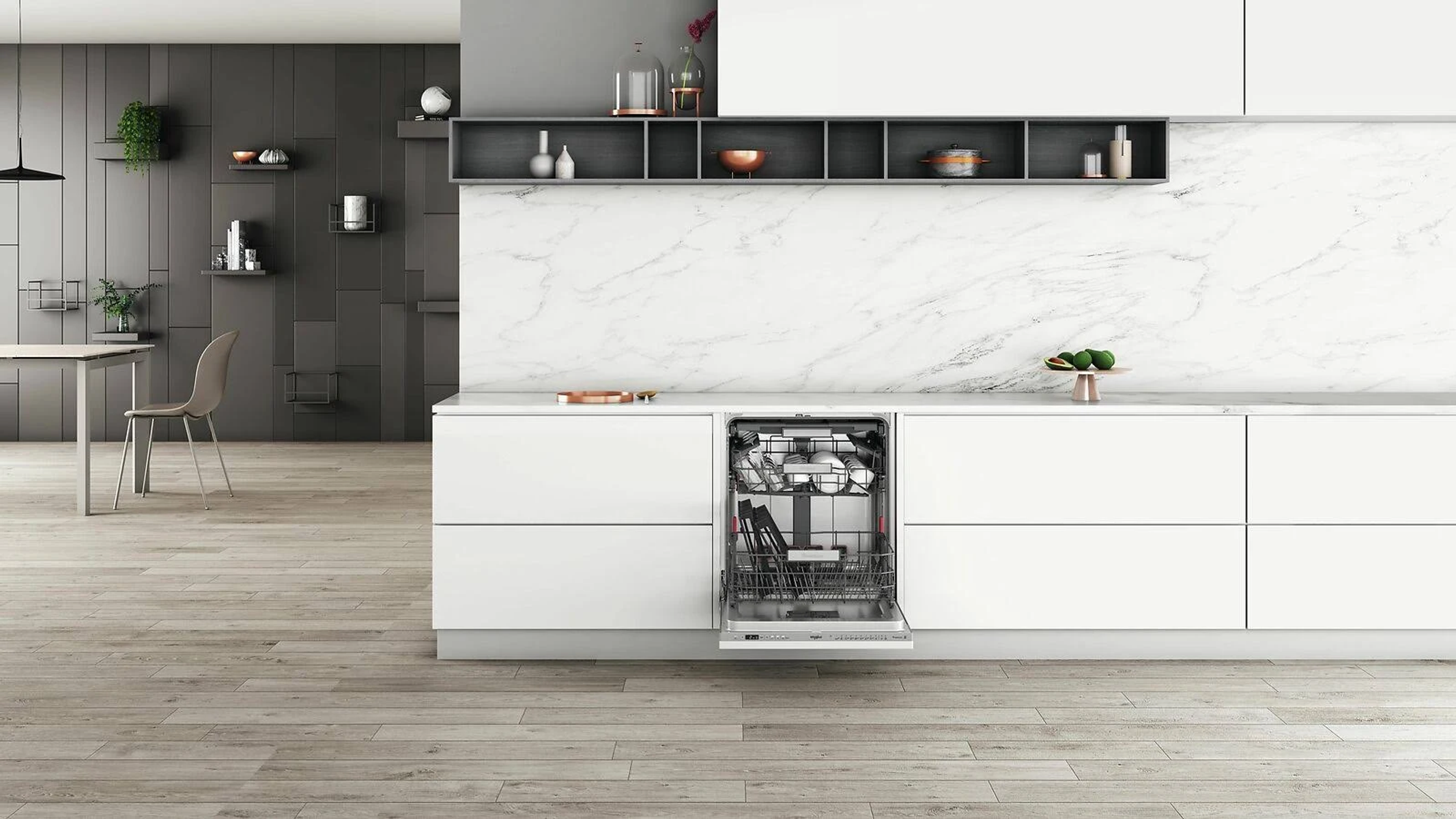 Nowoczesna kuchnia, otwarta zmywarka, białe szafki, drewniana podłoga, marmurowa ściana.