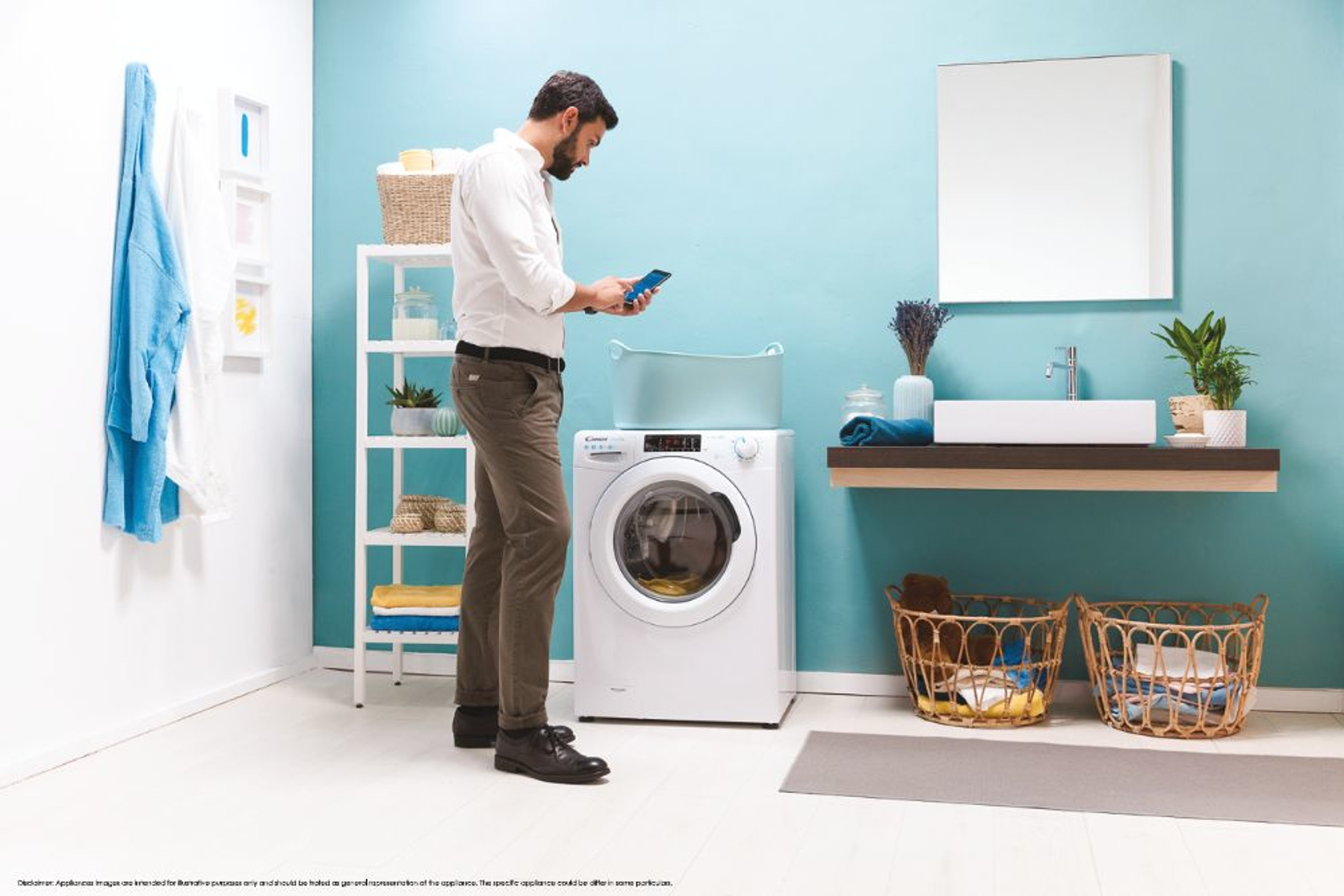 Uomo in bagno usa smartphone vicino lavatrice. Il bagno ha pareti blu.