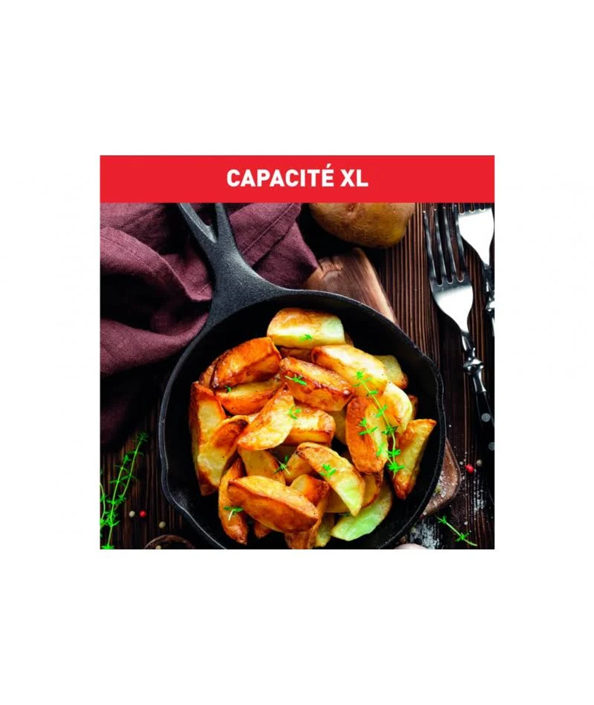 Żeliwna patelnia ze smażonymi kawałkami ziemniaków. Czerwony baner mówi 'CAPACITÉ XL'.