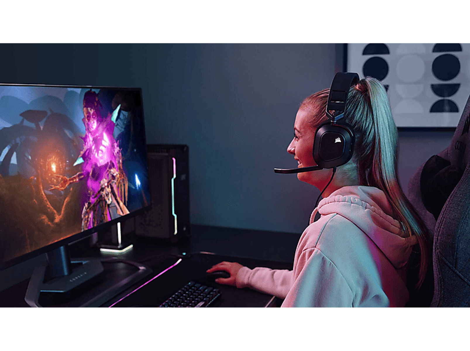 Kobieta grająca na komputerze w słuchawkach.