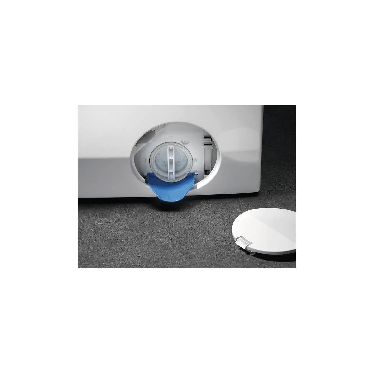 Zbliżenie na komorę filtra pralki.