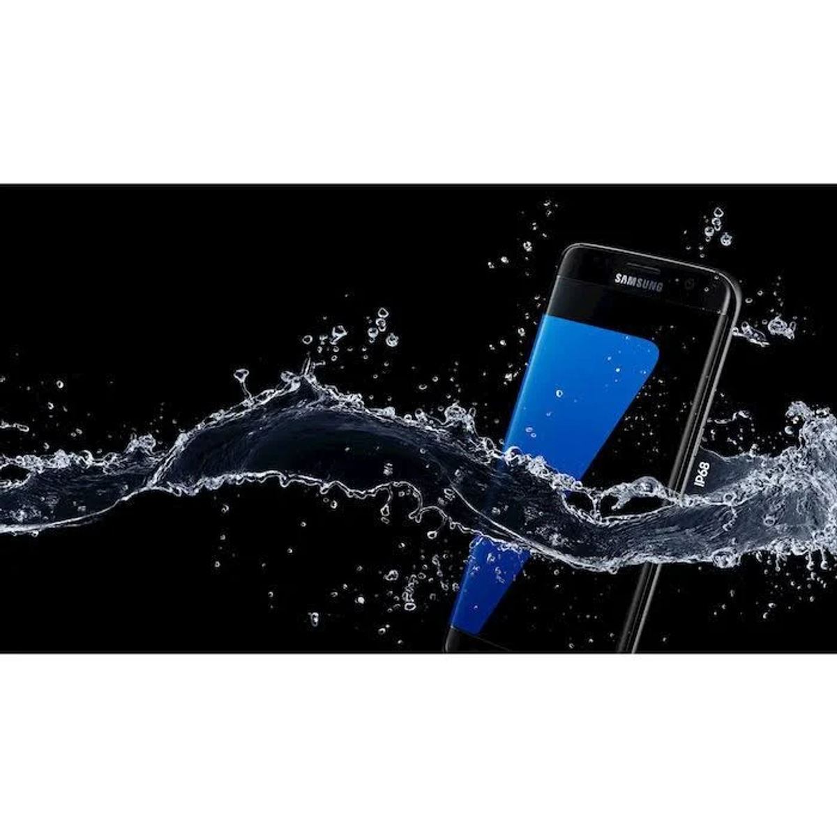 Schwarzes Samsung-Telefon im Wasser, mit Wassertropfen und schwarzem Hintergrund.