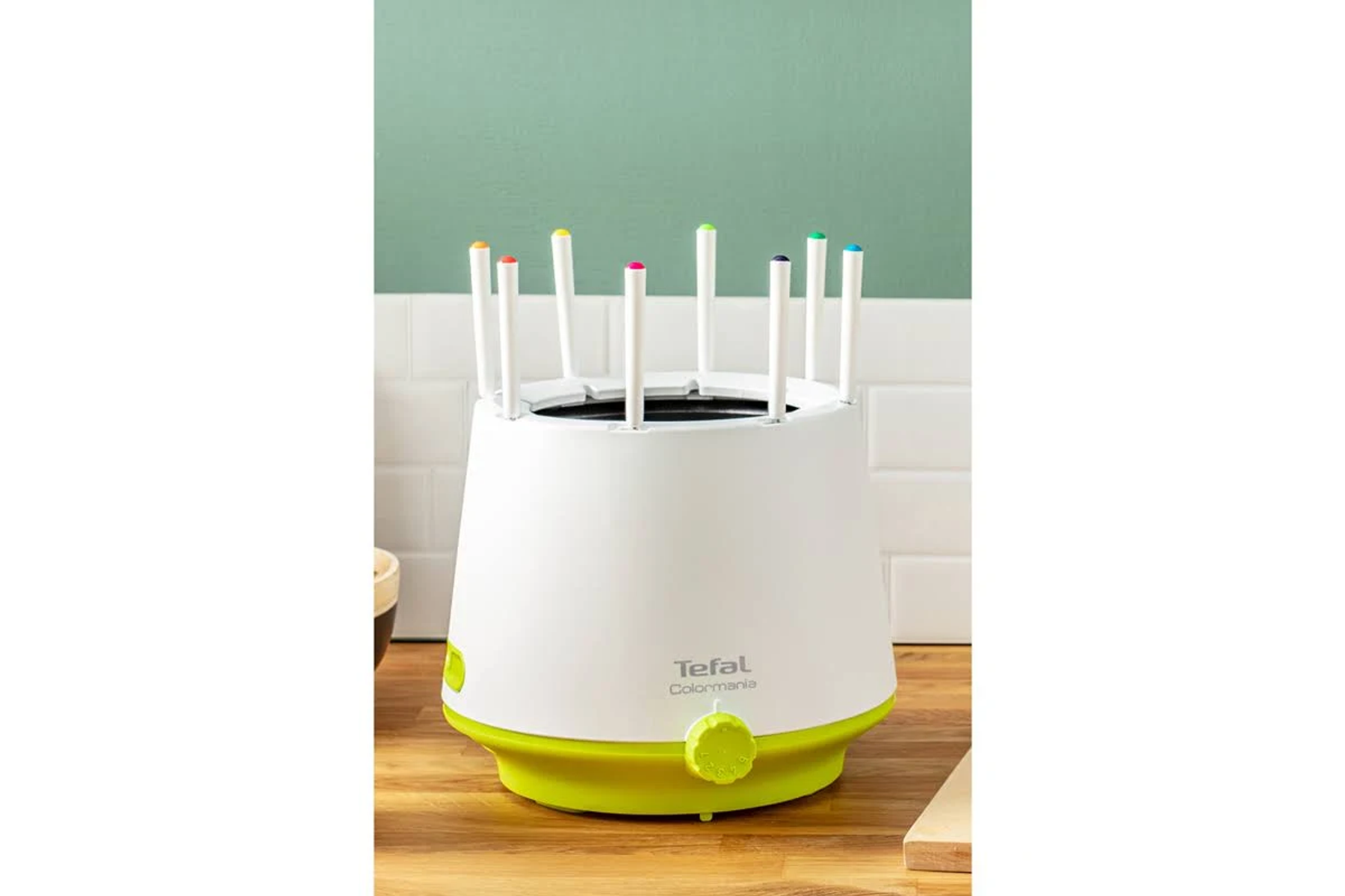 Weißer und limettengrüner Speisenwärmer mit bunten Spießen. Text: Tefal Colormania.