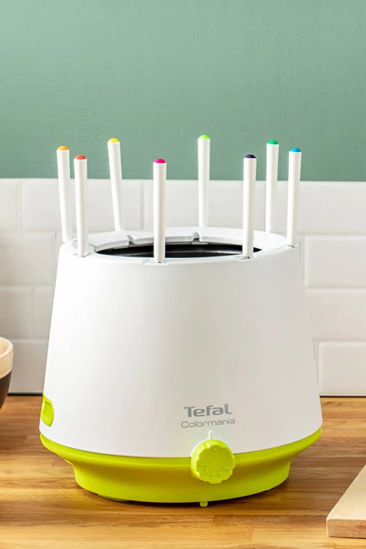 Weiß-grünes Tefal Colormania mit bunten Spießen.