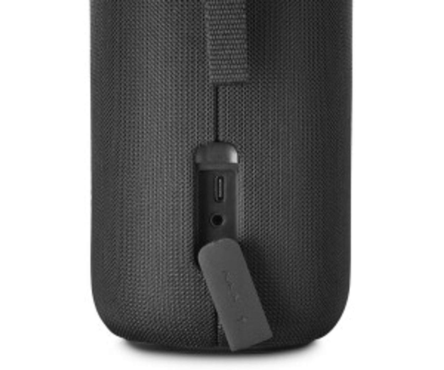 Czarny głośnik, widok z boku. Widoczne porty, czarne tło, zbliżenie.