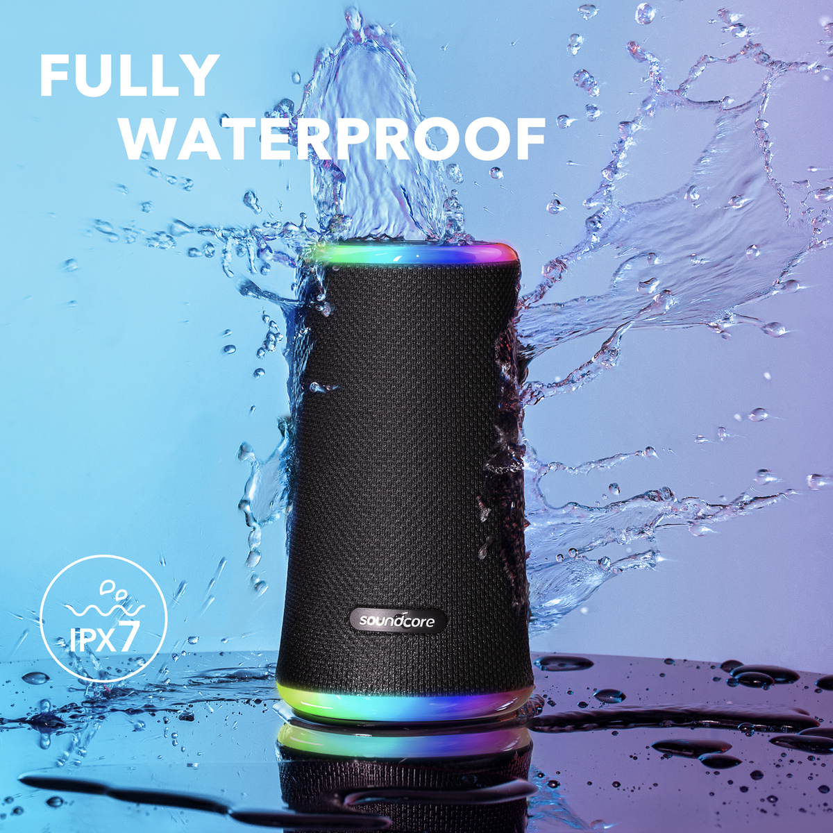 Un altoparlante nero, cilindrico, con una fascia luminosa colorata e spruzzi d'acqua. Il testo dice 'FULLY WATERPROOF'.