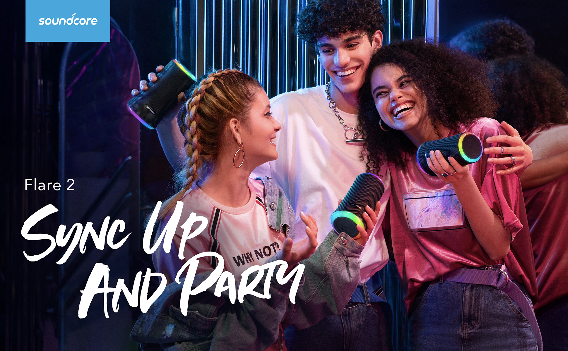 Tre persone con due altoparlanti e il testo Sync Up And Party.