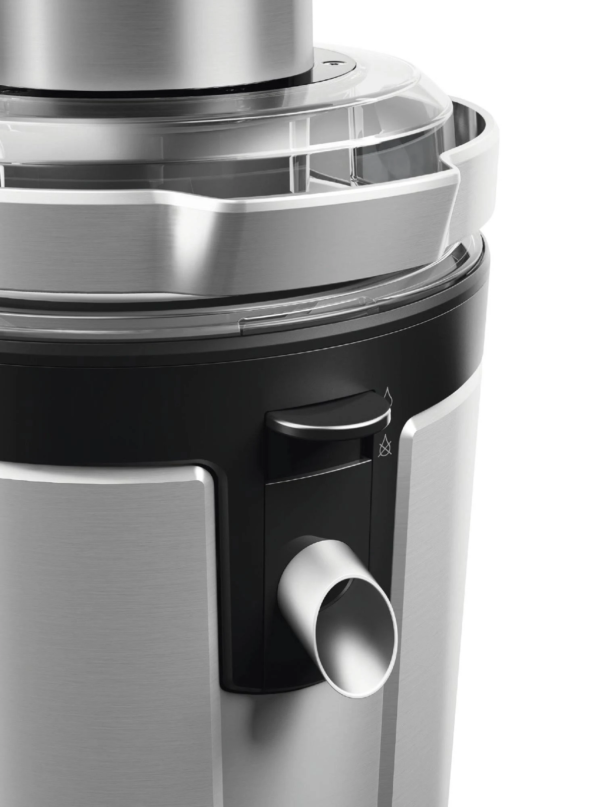 Primer plano del componente de una exprimidora. Plata y negro, fondo blanco, salida de jugo.