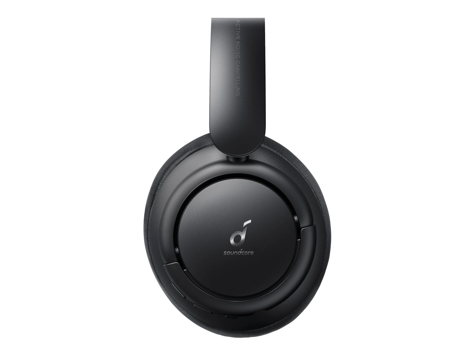 Auriculares negros sobre la oreja con el logotipo de soundcore. El fondo es blanco.