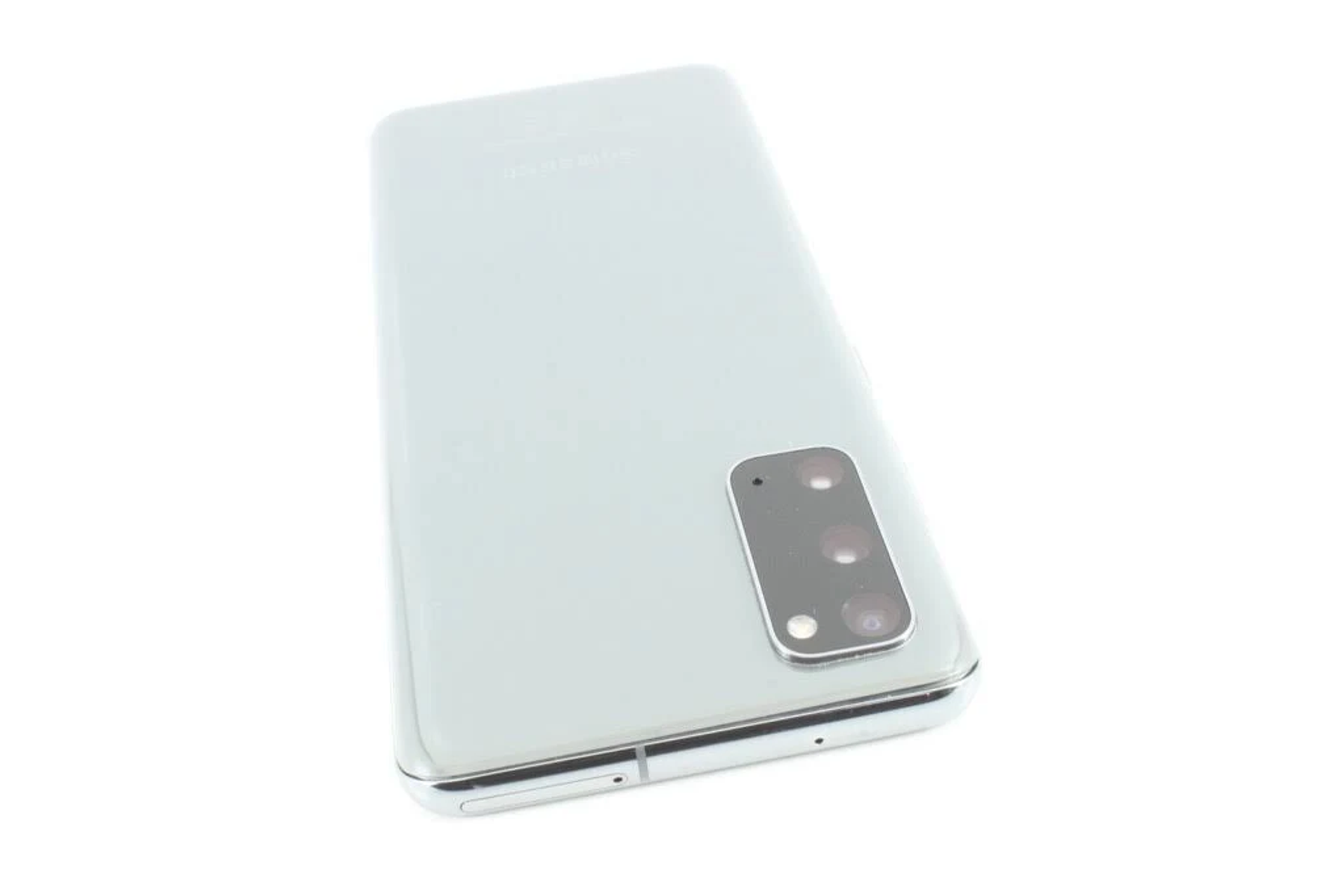 Smartphone argento con fotocamera a tripla lente. La parte posteriore del telefono è visibile.