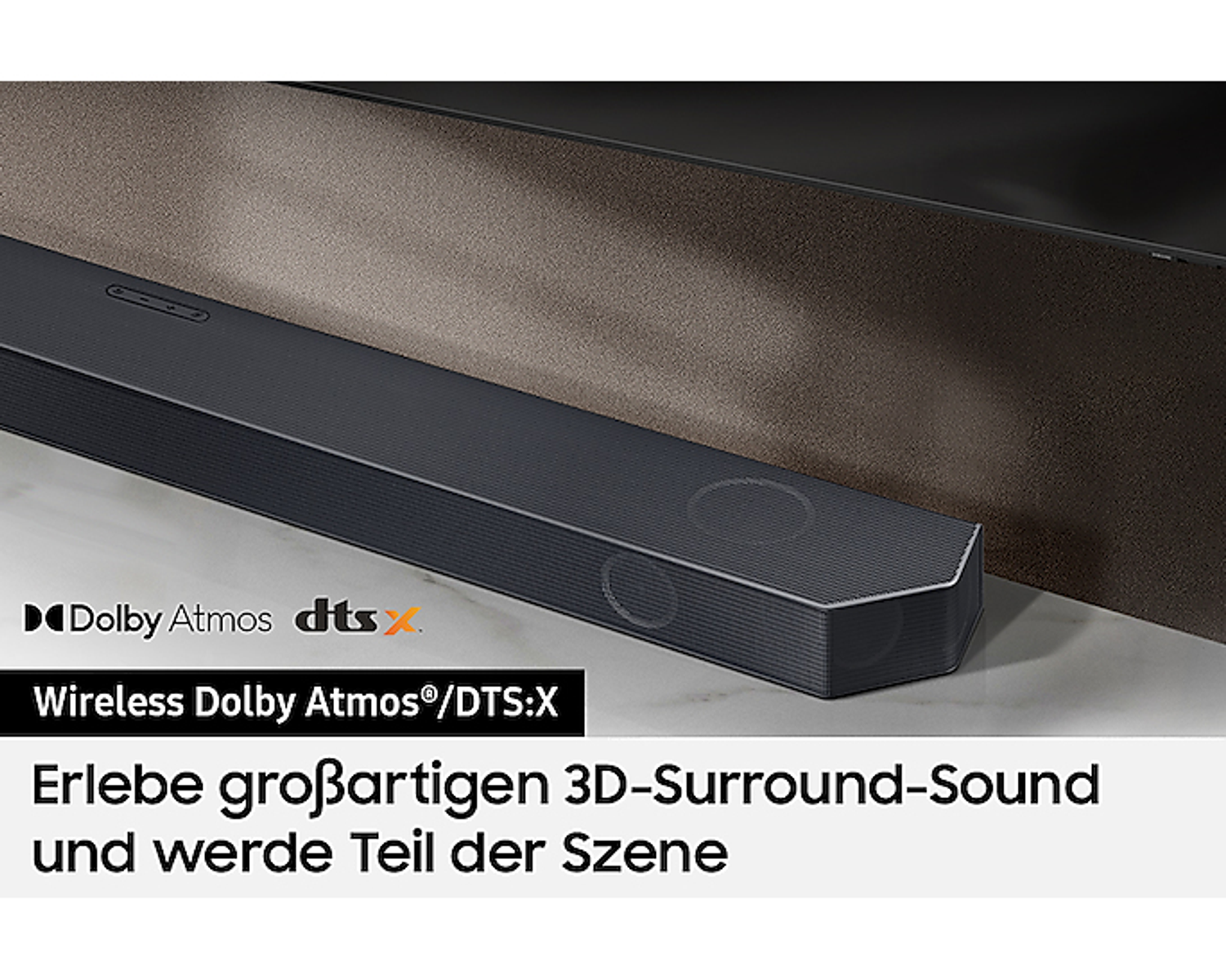 Eine schwarze Soundbar mit Dolby Atmos/DTS:X Logos. Sie ist vor einem dunklen Hintergrund platziert.