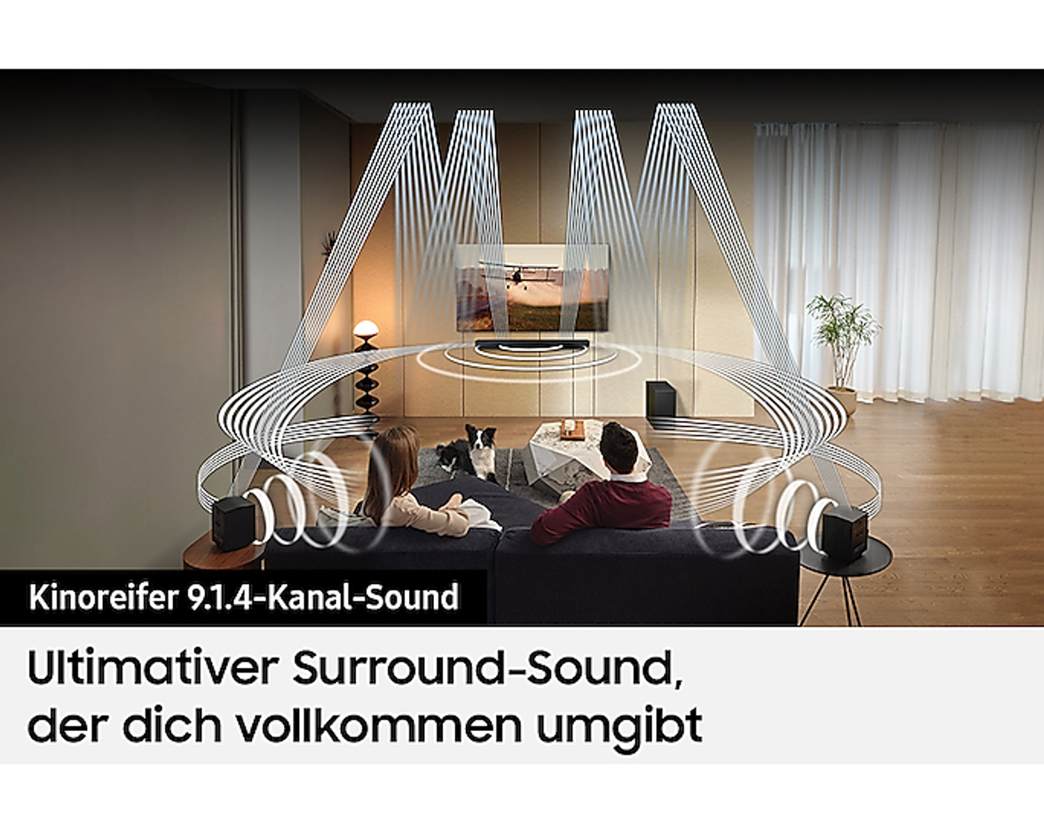 Ein Wohnzimmer mit zwei Personen, einem Fernseher und Schallwellen.