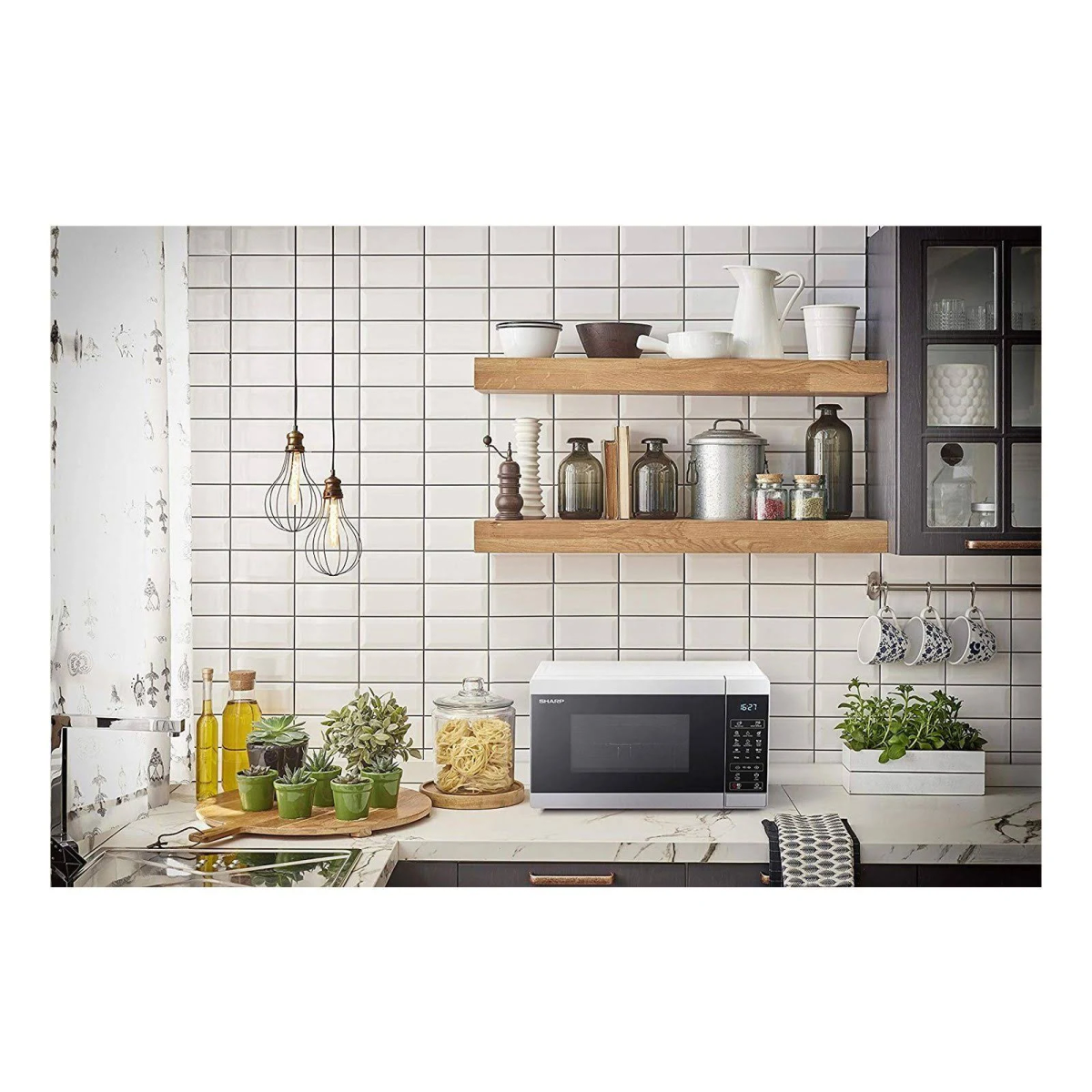 Scena kuchenna z kuchenką mikrofalową na blacie. Półki z przedmiotami nad kuchenką.