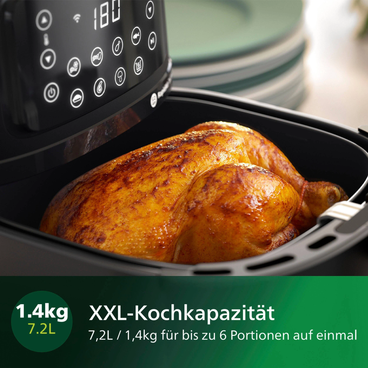 Heißluftfritteuse mit einem gekochten Hähnchen darin. Das Bedienfeld ist sichtbar, und das Gerät ist schwarz.
