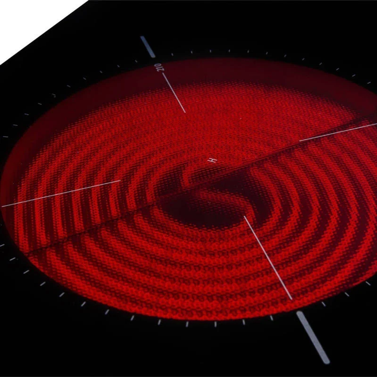 Zbliżenie czerwonej płyty grzejnej ze współśrodkowymi okręgami, czarna powierzchnia.