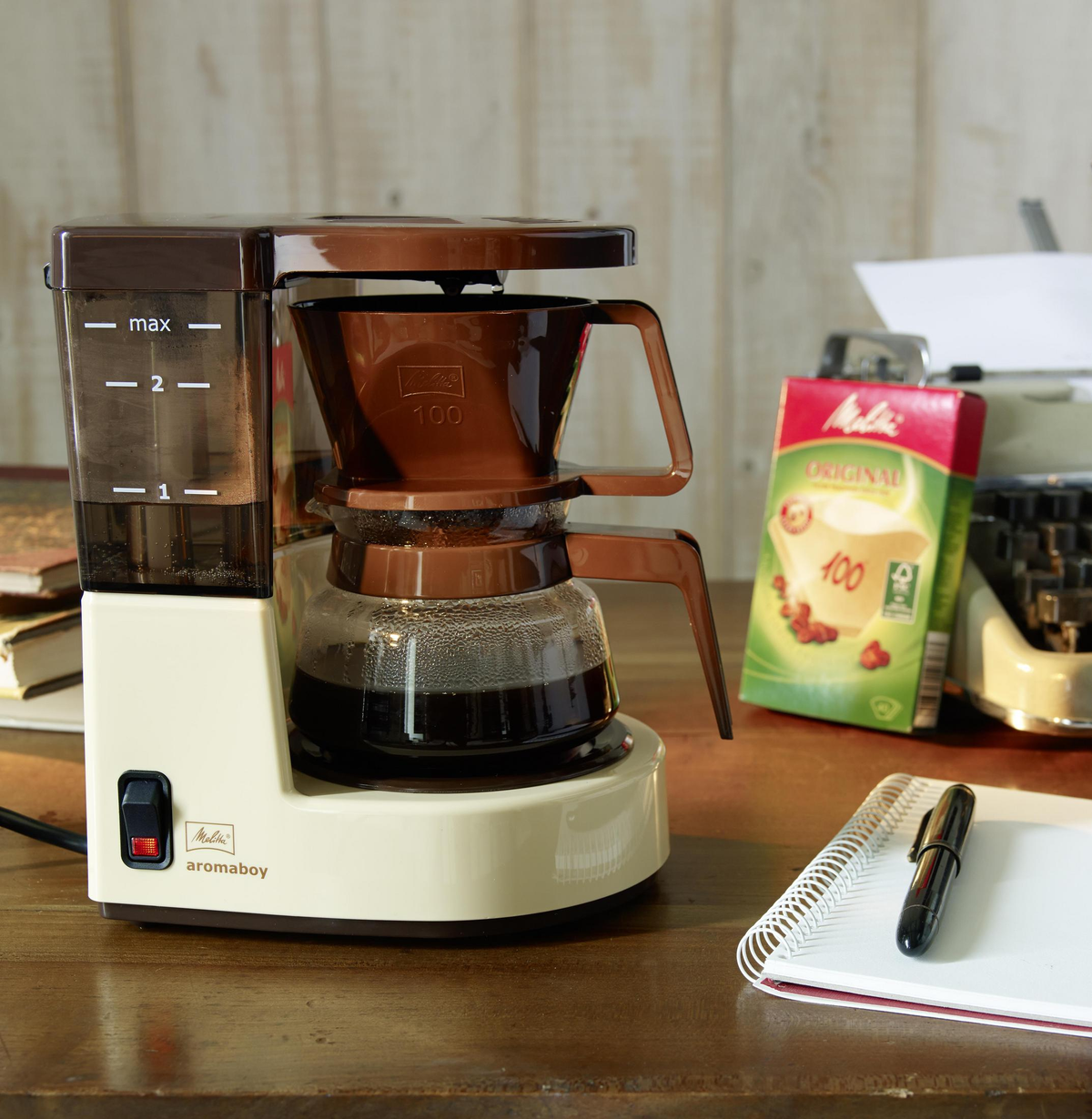 Ekspres do kawy ze szklaną karafką i kawą.