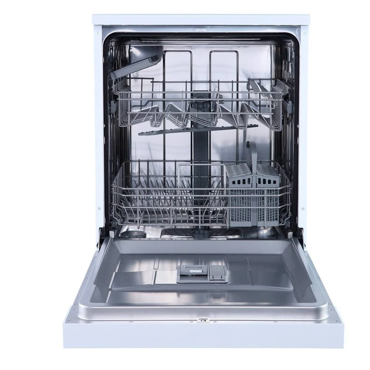 Otwarta biała zmywarka z widocznymi półkami i koszem na sztućce na białym tle.