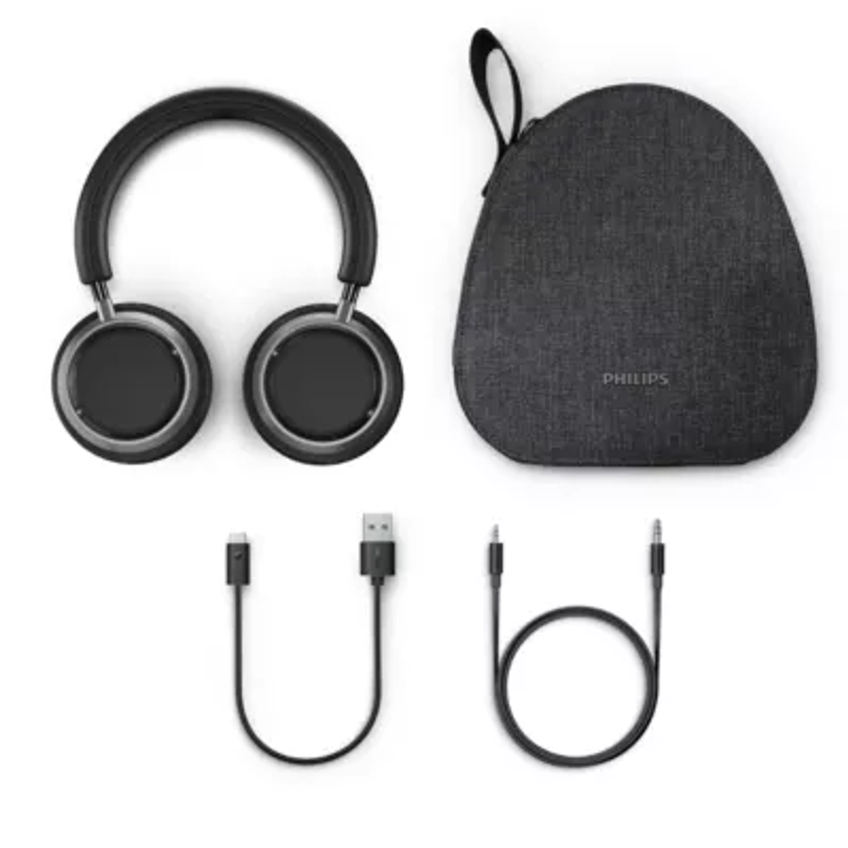Schwarze Kopfhörer, Hülle und Ladekabel. Die Kopfhörer haben ein schwarzes Band und Ohrmuscheln.