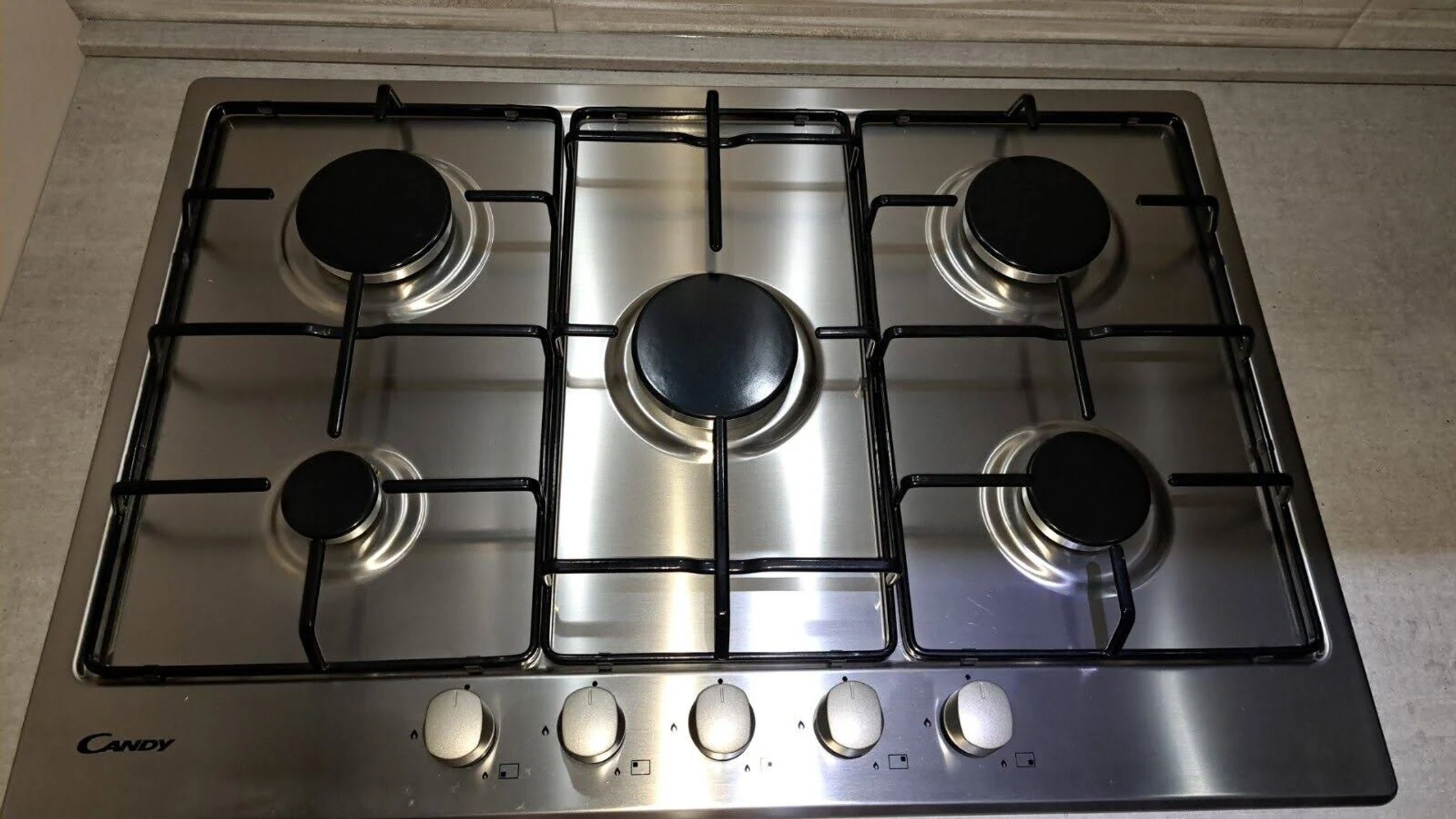 Gazowa kuchenka ze stali nierdzewnej z pięcioma palnikami.