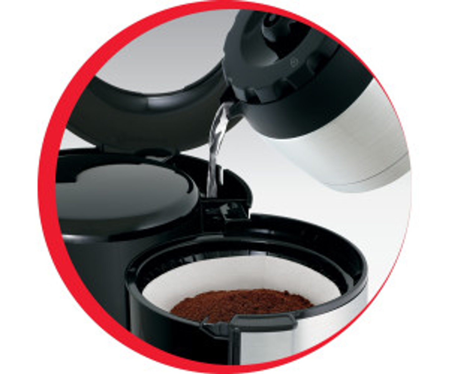 Woda wlewana do ekspresu do kawy, filtr z fusami. Czerwone koło wokół zdjęcia.