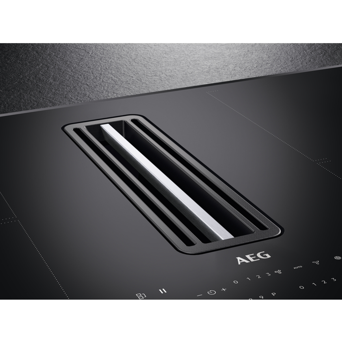 Primo piano di un piano cottura a induzione nero con ventola integrata.