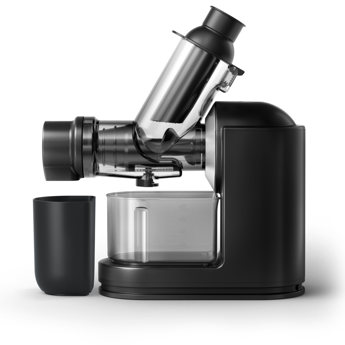 Schwarze Saftmaschine mit transparenten Teilen. Die Saftmaschine steht auf weißem Grund.