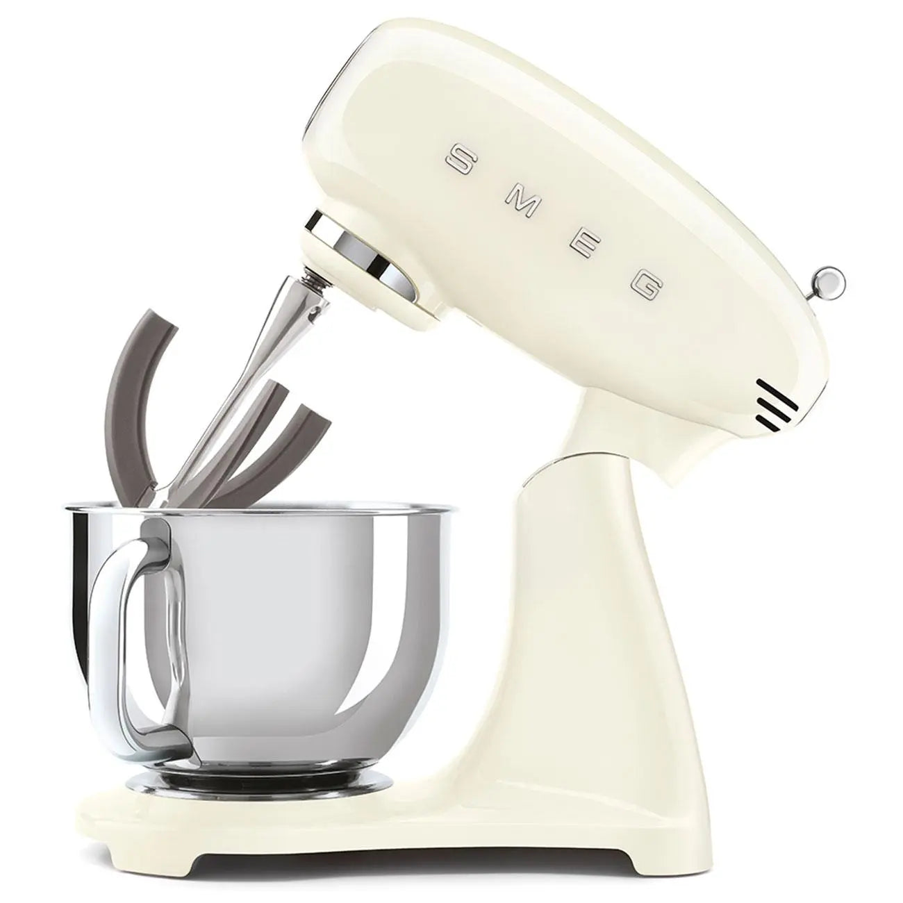 Cremefarbener Smeg-Küchenmixer mit Aufsätzen. Silberne Schüssel auf weißer Fläche.
