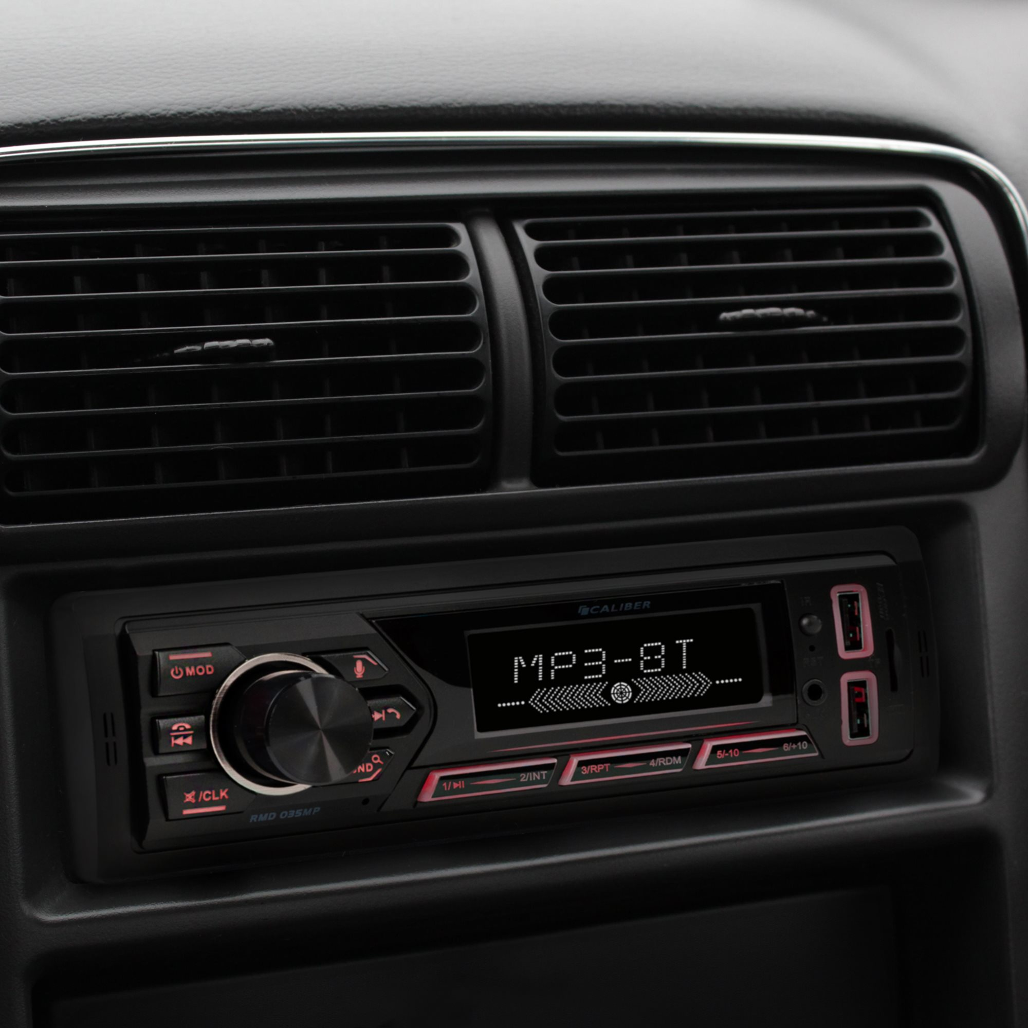 Autoradio mit Knöpfen, Display und Drehknopf, eingebaut in das Armaturenbrett eines Autos.