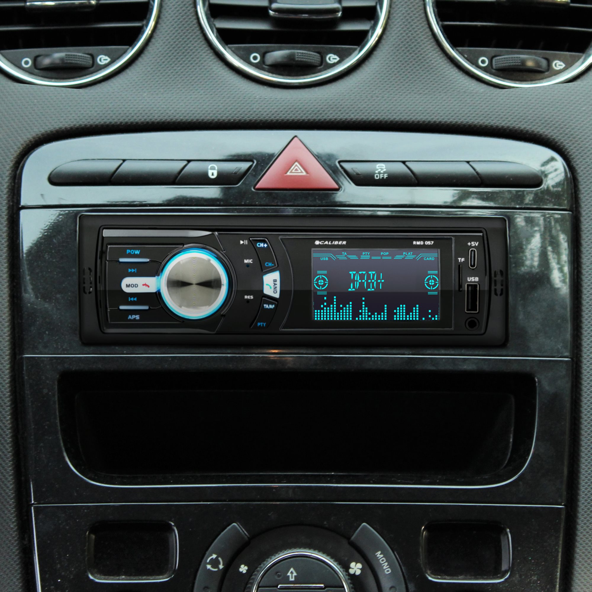 Autoradio. Zwart met zilveren draaiknop en blauwe lampjes. Knoppen en display zichtbaar.