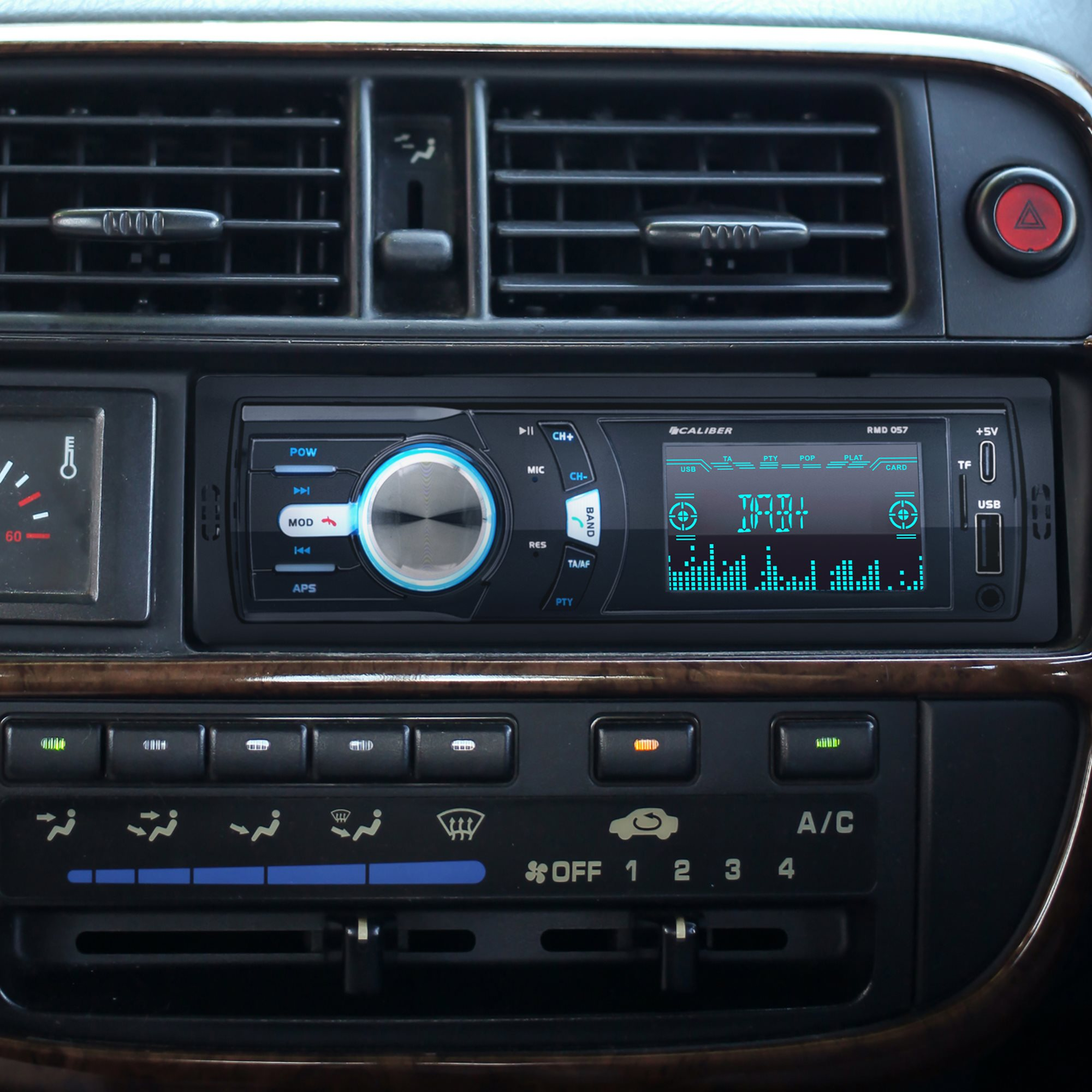 Autoradio met een CALIBER display en knoppen, gemonteerd in dashboard.